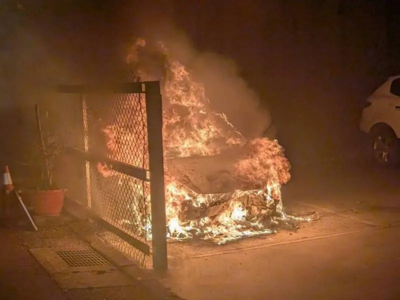 小客車變火球！中壢西園路停車場驚傳火燒車事件　整輛車變廢鐵