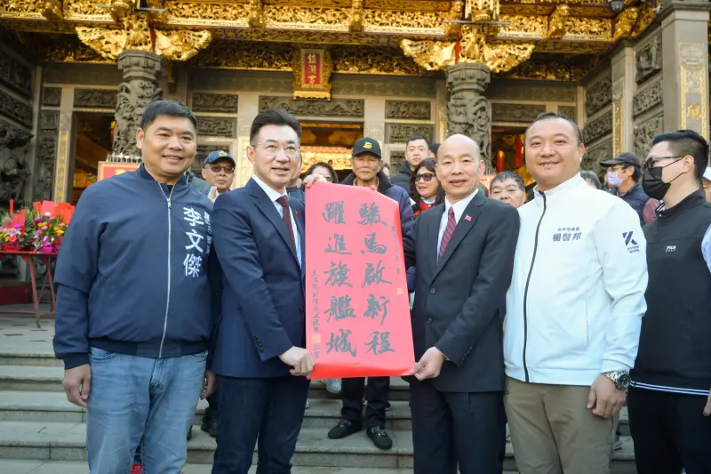 ▲立法院長韓國瑜與副院長江啟臣在鎮瀾宮發春聯。（圖／立法院提供）