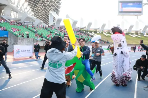 馬拉松現場「接棒陳其邁」　邱議瑩衝到終點喊：高雄贏！
