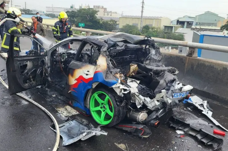 動漫爆走兄弟經典車款「勝利衝鋒」遭追撞起火 駕駛滿臉鮮血爬出