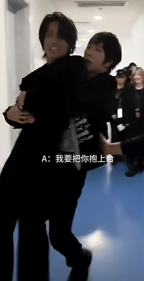 ▲阿信（右）被言承旭（左）偷襲熊抱，不甘心地反抱言承旭，走了一小段路，大喊：「我要把你扛上台！」（圖／翻攝自相信音樂臉書）