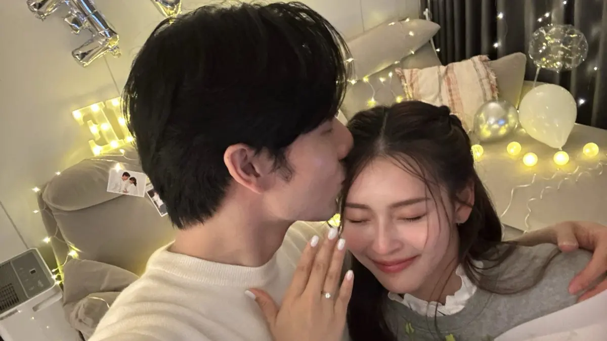 ▲《飛魚高校生》管麟（左）套牢吳季璇，小倆口認愛、求婚一次公布，甜蜜牽手照曝光。（圖／管麟 PeterKuan臉書）