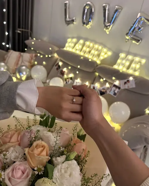▲管麟向吳季璇求婚成功，現場布置溫馨又浪漫。（圖／管麟 PeterKuan臉書）