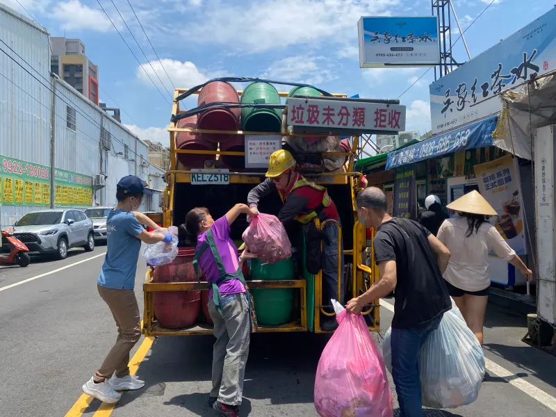 掃除別丟隱形炸彈　中市強稽垃圾袋中危機
