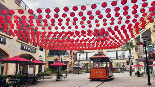 ▲SKM Park Outlets 高雄草衙全新登場的「瑞馬迎春打卡造景」，結合春節吉祥寓意與戶外空間，規劃五大必拍亮點。（圖／SKM Park Outlets 提供）