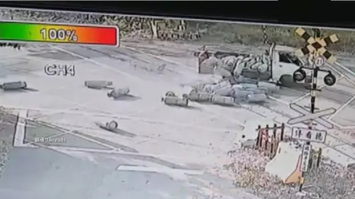 貨車載「30桶瓦斯」全滾下來！卡阿里山平交道　貨車司機恐挨罰
