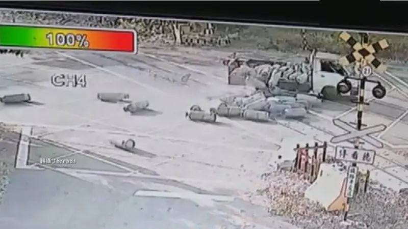 貨車載「30桶瓦斯」全滾下來！卡阿里山平交道　貨車司機恐挨罰