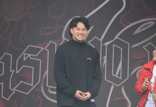 ▲徐若熙（右）露出招牌靦腆笑容，向球迷解釋自己其實是「內向社恐」而非耍大牌，希望能獲得大家諒解。（圖／記者林柏年攝）