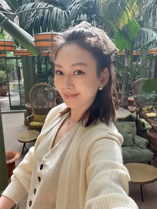 ▲回顧 20 多年的歷練與轉折，Melody 也分享自己對人生下半場的體悟。她很清楚自己現在站在哪裡，也更懂得怎麼對自己說一句：「可以活得更像自己。」（圖／翻攝自Melody時尚媽咪 FB）