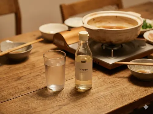 ▲吃完火鍋在通風處放一杯「白醋水」，利用酸鹼中和原理分解油煙味。（示意圖／AI 生成）