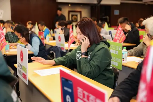 ▲今天記者會獲得包括立法委員林月琴，市議員何權峰、張博洋，以及大高雄里長聯誼總會總主席張宇讚率超過十位里長到場，與鄉親及多位青年代表一同致電。（圖／立委賴瑞隆辦公室提供）