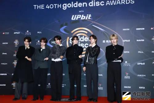 ▲ TWS（如圖）登上金唱片紅毯並重現蔡依林也喜歡的《OVERDRIVE》的「嗯嗯嗯」可愛姿勢。（圖／記者陳雅蘭攝）