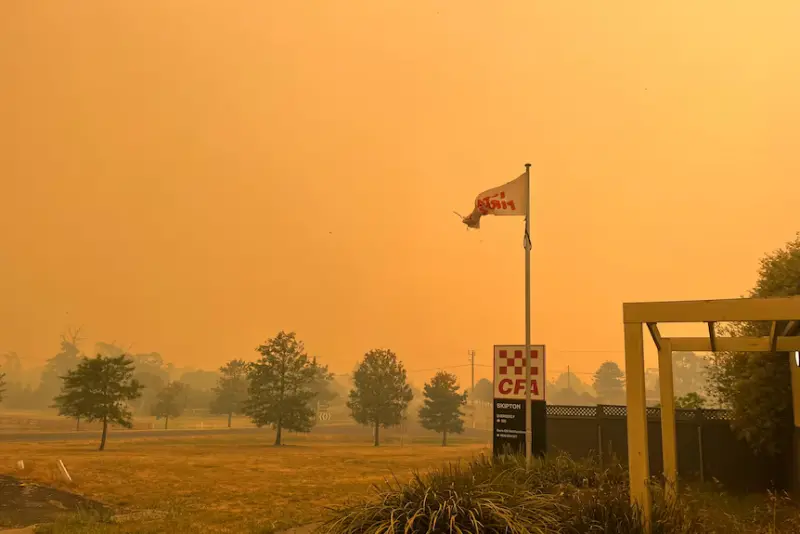    ▲澳洲野火肆虐，天空被燒成一片橘紅色。（圖／翻攝自@CCTVAsiaPacific的X）  