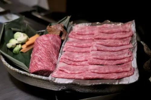 ▲「JR東日本大飯店台北」獨家搶先全台飯店，選用夢幻又珍稀的日本和牛「三星若狹牛」推出多款料理。（圖／記者葉盛耀攝）