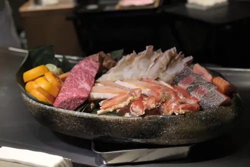 ▲「JR東日本大飯店台北」的HAYASE 於鐵板燒區推出「福井若狹牛御饗套餐」，匯聚若狹牛與各式高檔海鮮。（圖／記者葉盛耀攝）