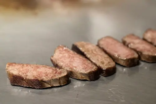 ▲「福井若狹牛御饗套餐」中的牛排，是在鐵板上香煎，因若狹牛有豐富且均勻油花，表面輕易可帶出酥香感。（圖／記者葉盛耀攝）