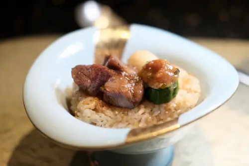 ▲和牛叉燒飯會搭配香醇牛肉湯，炒過又煎香的米飯相當爽口迷人。（圖／記者葉盛耀攝）