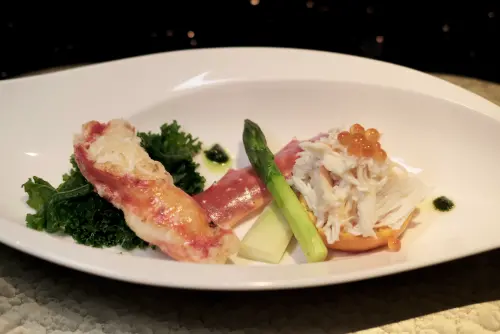 ▲「福井若狹牛御饗套餐」中除了若狹牛，還配置海鮮，像是鱈場蟹。（圖／記者葉盛耀攝）