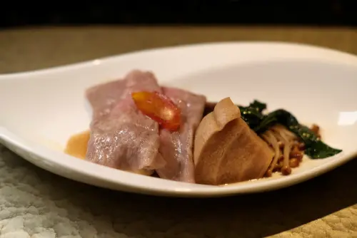 ▲ HAYASE 於鐵板燒區推出期間限定的「福井若狹牛御饗套餐」，圖為以若狹牛的紐約客部位做成的壽喜燒。（圖／記者葉盛耀攝）