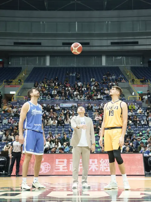 ▲呈祥保經董事長黃奕綱擔任開球嘉賓與雙方球員代表共同完成開球儀式。（圖／記者陳美嘉翻攝）