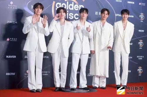 ▲▼MONSTA X（上圖）也踏上金唱片紅毯，主持人成始璄（下圖左）、文佳煐（下圖右）壓軸現身。（圖／記者葉政勳攝）