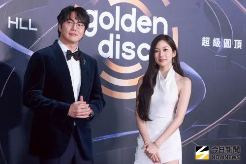 ▲金唱片主持人成始璄（左）、文佳煐（右）最後現身，結束本屆典禮紅毯。（圖／記者葉政勳攝）