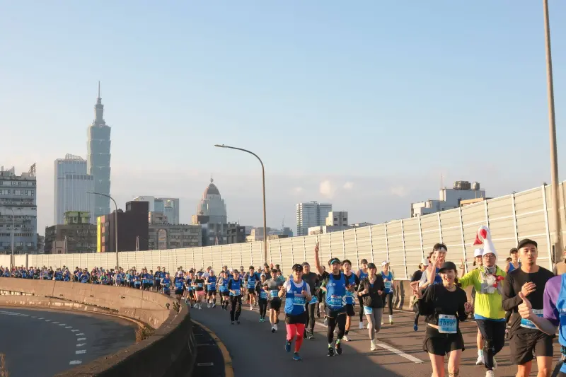 台北渣打馬拉松2026凌晨登場！路線圖、接駁車、交管、查成績一覽