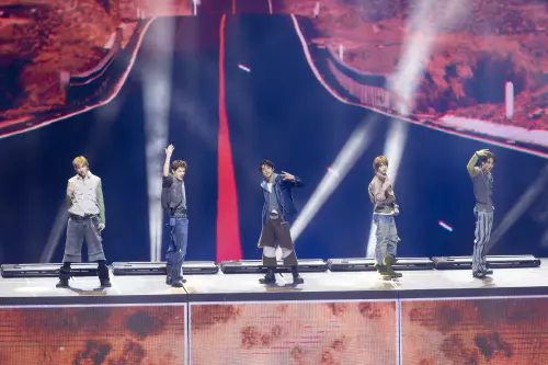 ▲金唱片獎今（10）日在台北大巨蛋登場，CORTIS登台表演重現跑步機舞步，趙雨凡（左2）還吐舌用中文狂喊：「尖叫聲」。（圖／讀者提供）