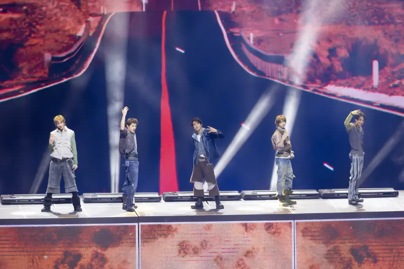 ▲金唱片今（10）日在台北大巨蛋登場，CORTIS登台表演重現跑步機舞步，趙雨凡（左2）還吐舌用中文狂喊：「尖叫聲」。（圖／讀者提供）