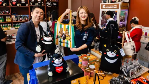 ▲主題商店推出結合龍虎塔意象的限定提袋與多款文創商品。（圖／高市府觀光局提供）