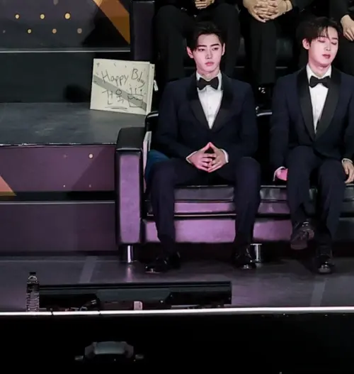 ▲主辦在藝人區，放「飯撒本」讓藝人能在寫生本上寫字跟台下互動。（圖／讀者提供）