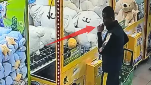 ▲網紅儒哥所開設的夾娃娃機店家「青菜樂園」，昨（9）日有客人在店內吸食電子菸，精神恍惚。（圖／Youtube＠Ru儒哥 GAME）