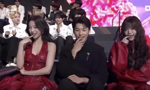 ▲金唱片上，LE SSERAFIM的成員中村一葉、洪恩採合體許光漢（中）挑戰TWS的《OVERDRIVE》嗯嗯嗯撒嬌舞蹈。（圖／翻攝韓網）