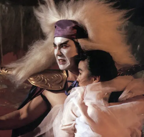 ▲黃秋生（左）和陳加玲在《聊齋艷譚續集：五通神》擔任主角，片子在台灣一度被禁演，為了過關，片商寧可剪掉10多分鐘的內容，比較激情或清涼的畫面幾乎都不剩。（圖／摘自IMDb）