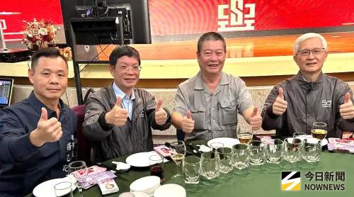 ▲中鋼公司企業工會舉辦理事長交接及年終感恩餐會，中鋼公司董事長黃建智(右)、總經理陳守道(左2)，到場向新任理事長楊乙記(左1)道賀。(圖／記者黃守作攝)