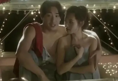 ▲梁思浩（左）被傳演出《不扣鈕的女孩》激情戲，對李麗珍（右）情不自禁「來真的」，該片成績不佳，上映後票房也不理想。（圖／摘自 知乎＠诗情画意的影视侠）