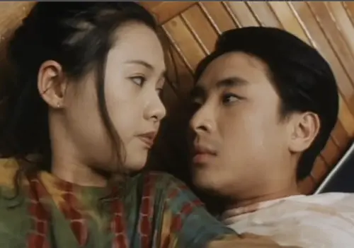 ▲李麗珍（左）與梁思浩（右）雖然在《不扣鈕的女孩》大演激情戲，彼此被認為火花不足，影響該片的成績，票房也不佳。（圖／摘自 知乎＠诗情画意的影视侠）