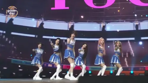 ▲IVE6位成員Gaeul、安兪眞、Rei、張員瑛、Liz、李瑞合體真正專業的10位韓籍啦啦隊，在金唱片帶來最狂表演。（圖／Disney+）