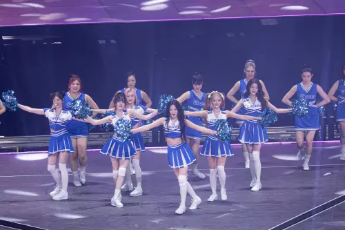 ▲IVE6位成員Gaeul、安兪眞、Rei、張員瑛、Liz、李瑞合體真正專業的10位韓籍啦啦隊，在金唱片帶來最狂表演。（圖／讀者提供）