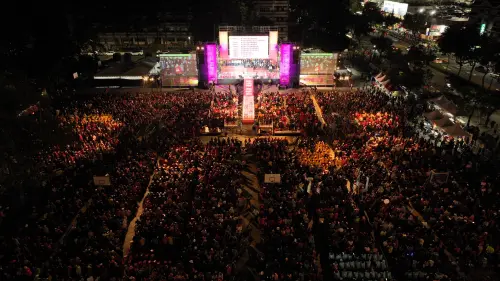 ▲高雄市長參選人邱議瑩選今(10)日在舉辦「團結高雄贏之夜」，現場更集結大批自行前來的支持者，堪稱「史上規模最大選前之夜」。(圖／高雄市長參選人邱議瑩辦公室提供)