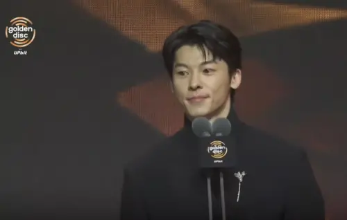 ▲許光漢今（10）日帥氣現身金唱片擔任頒獎嘉賓，而他之前剛跳完TWS撒嬌舞，但似乎超沒自信，還在台上害羞問：「還OK嗎？」讓大家笑翻。（圖／翻攝自Prizm）