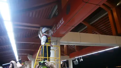 ▲2014年11月隨著松山線通車，紅、綠線正式分家，淡水新店線走入歷史，當時許多乘客見證紅線各站將標示改變的過程。（圖／翻攝Youtube@鄭昊昕）