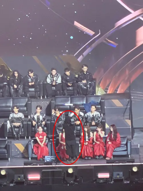 ▲每當準備唱名獎項得獎人，官方攝影機會直接走到得獎者面前拍下得獎反應。（圖／讀者提供）