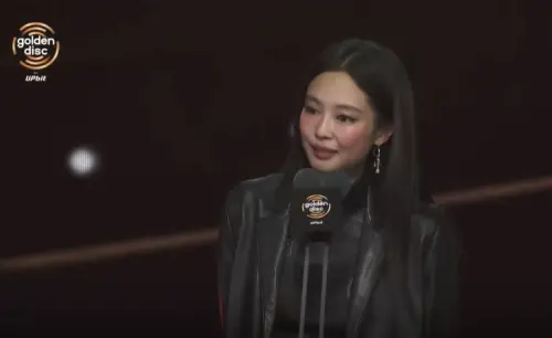 ▲Jennie奪下「Artist大賞」，剛跳完就上台領獎。（圖／翻攝自Prizm）