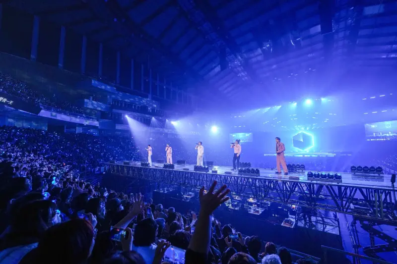 Energy五人加起來2百多歲！站上高台跳16蹲　粉絲嗨到最高點