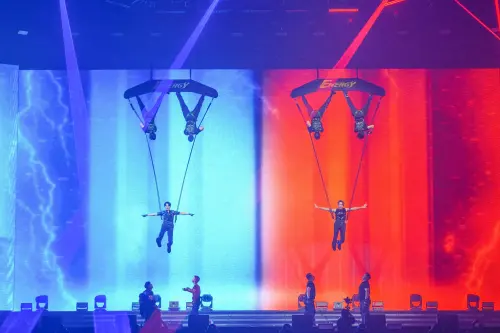 ▲Energy演唱會，牛奶（左）與坤達（右）為了舞台豁出去，挑戰高達10公尺的「牛轉乾坤」高空彈簧翻轉特技。（圖／相信音樂提供）