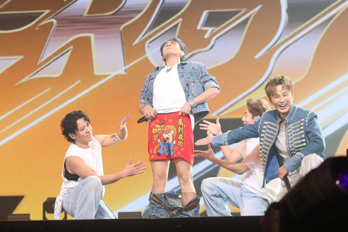 ▲Energy演唱會上，Toro（中）秀出「馬到成功」四角紅內褲，向粉絲拜早年。（圖／相信音樂提供）
