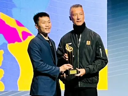 ▲柏文健身工廠榮獲「運動推手金質獎」的最高肯定，由李洋部長親自頒贈給執行副總陳瑞杰。（圖／柏文健身工廠提供）