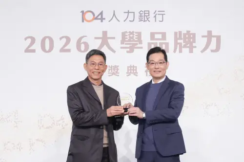 ▲中原大學獲104人力銀行2026《大學品牌力》「學制標竿獎」私立一般大學第一名，主任秘書閻亢宗（右）代表領獎。（圖／中原大學提供）