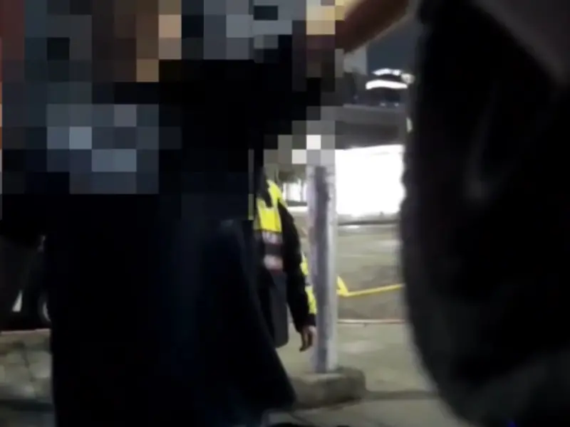 ▲信義醉男怒控「被強制上銬」遭打臉！推警、飆三字經關鍵影片曝光。（圖／翻攝畫面）